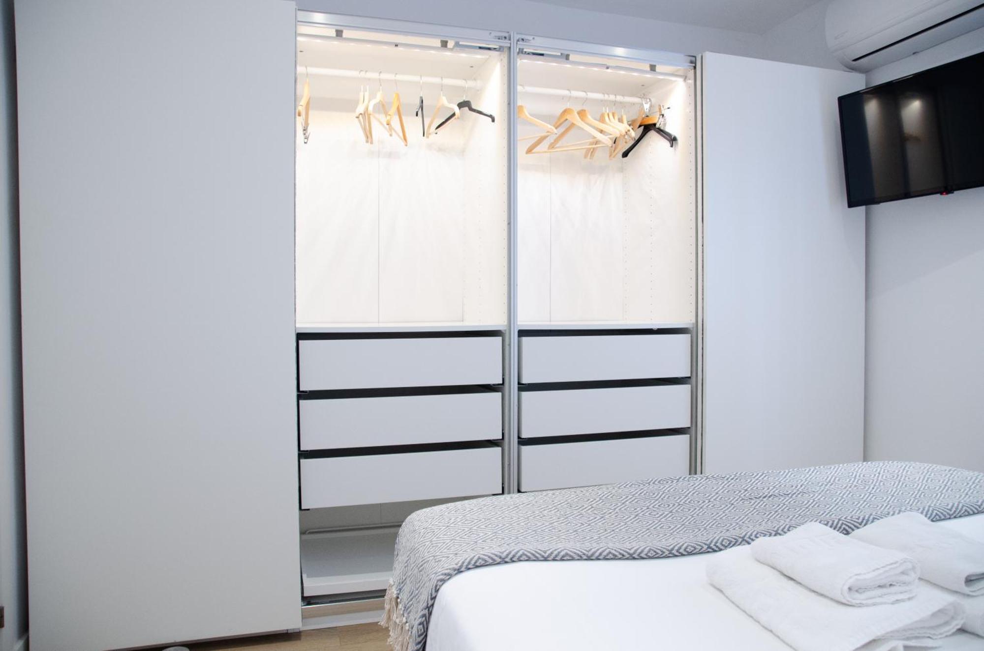 Apartamento Moderno En Triana 2 Dormitorios Y Aire Acondicionado, Seville